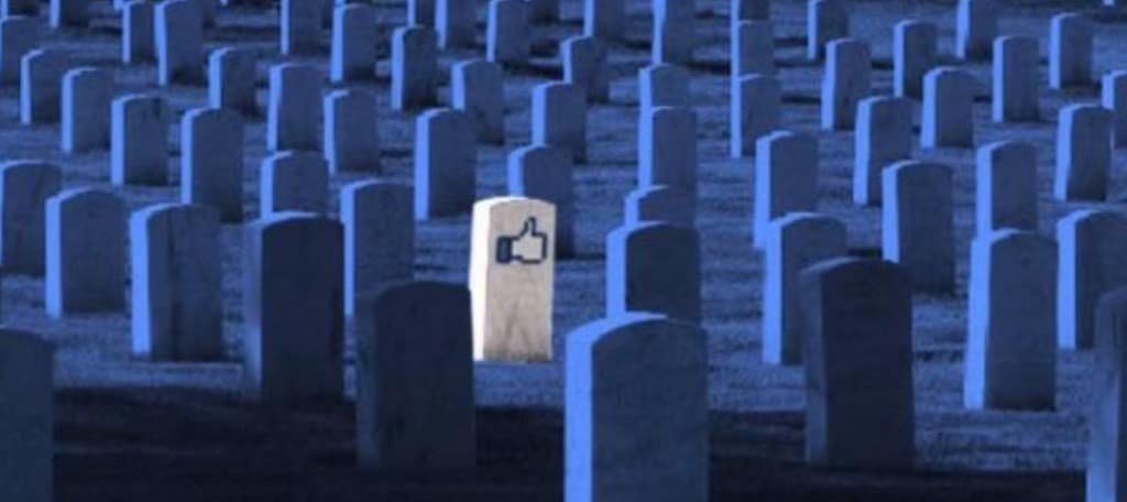 Grupa nagrobków z białym symbolem pośrodku.